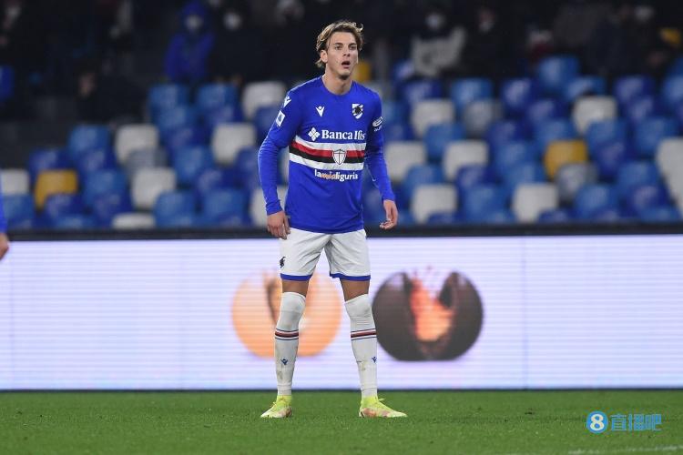 呦？这是？詹俊：罗德里身后的是瓜帅好友、西班牙水球名宿.