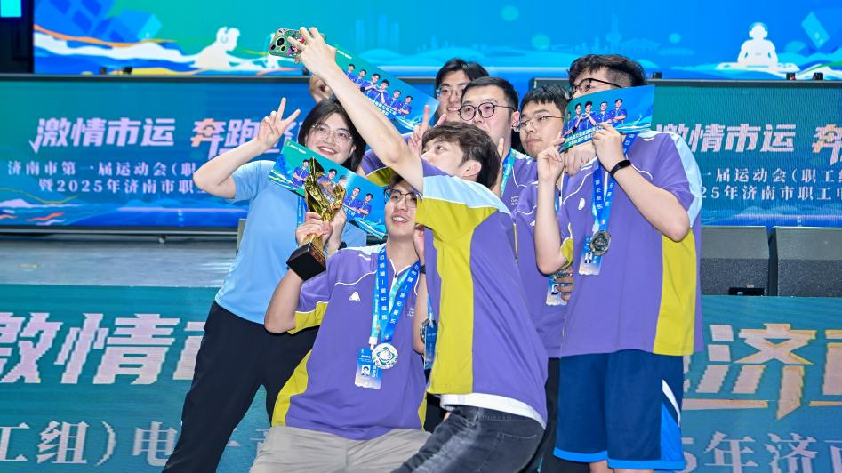 中称他为 中称他为